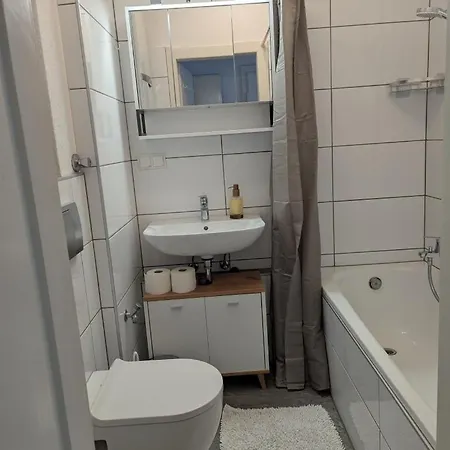 - Heinrich Der Loewe - Center - Keybox - 3 Persons